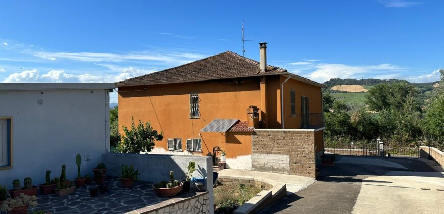 CASA SINGOLA CON GIARDINO E TERRENO Rif 179 Ort