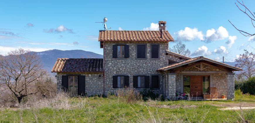 BELLSSIMA VILLA IN PIETRA CON GIARDINO – Rif. 2cas