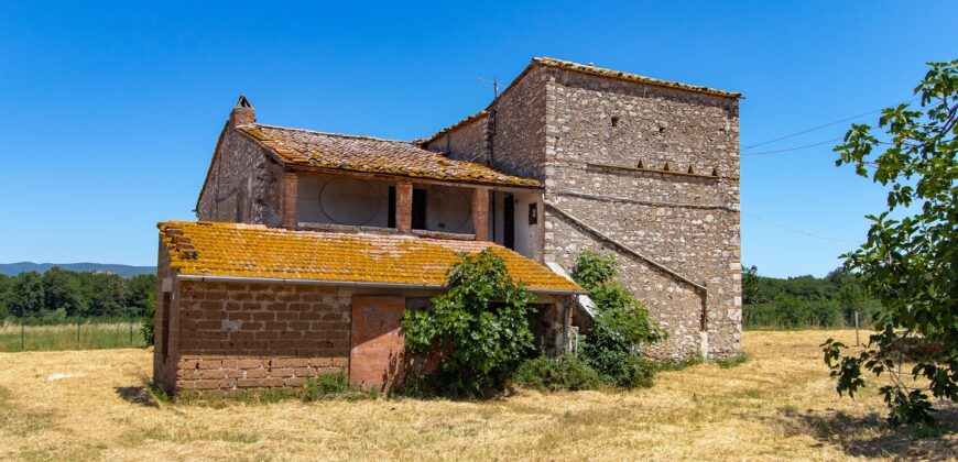 ANTICO PODERE IN PIETRA CON TERRENO DI 2,7 ETTARI