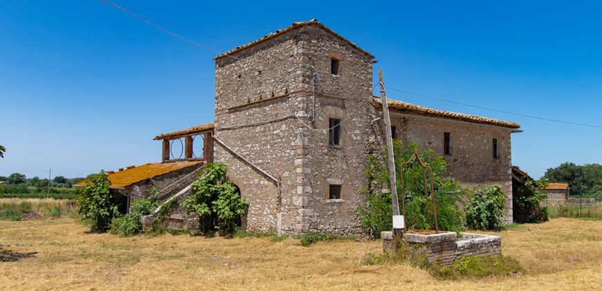 ANTICO PODERE IN PIETRA CON TERRENO DI 2,7 ETTARI