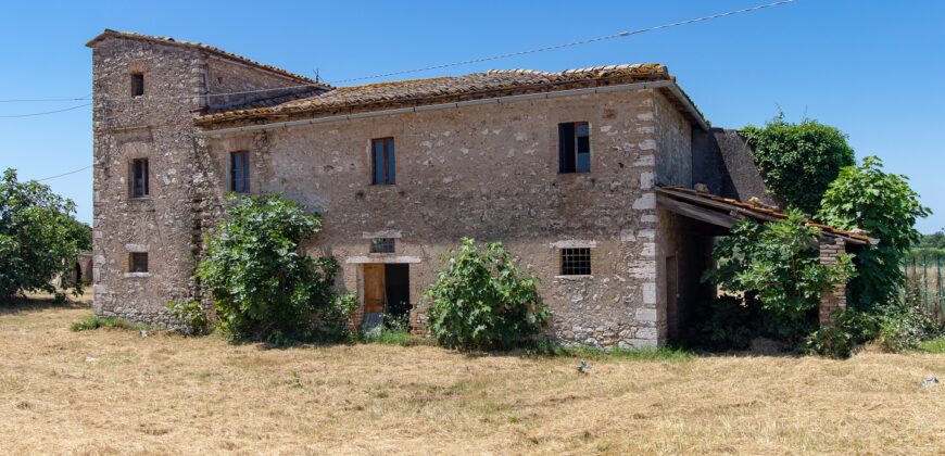 ANTICO PODERE IN PIETRA CON TERRENO DI 2,7 ETTARI