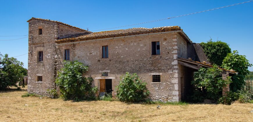 ANTICO PODERE IN PIETRA CON TERRENO DI 2,7 ETTARI