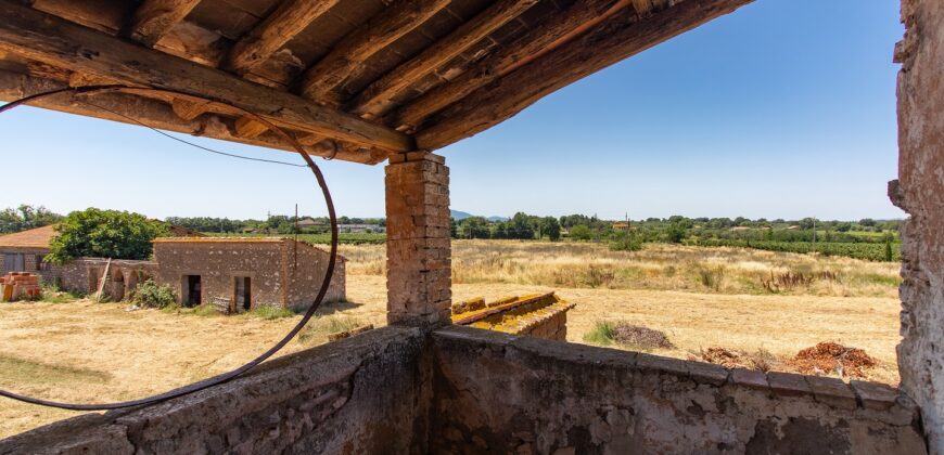 ANTICO PODERE IN PIETRA CON TERRENO DI 2,7 ETTARI