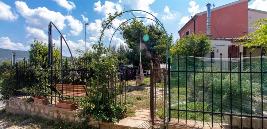 CARATTERISTICA PORZIONE DI CASA CON GIARDINO