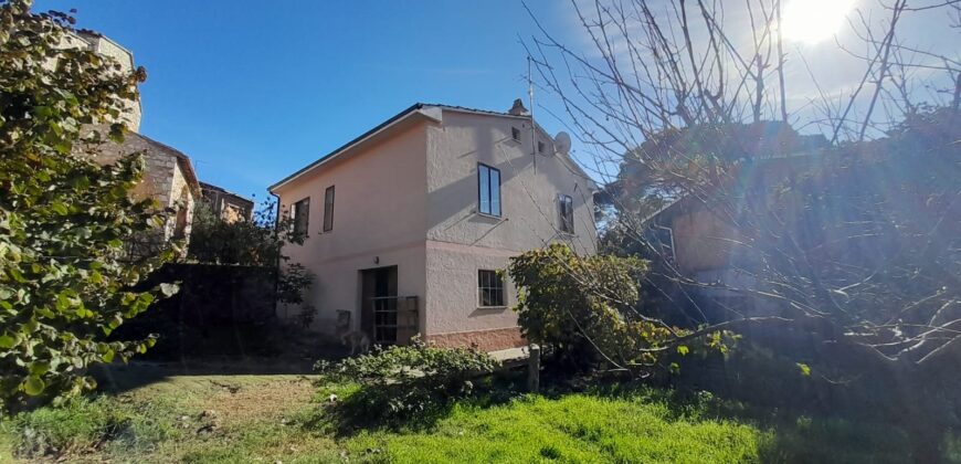 CASA SINGOLA CON GIARDINO A LUGNANO IN TEVERINA Rif. 7lug