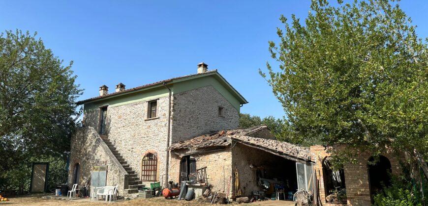 CASALE IN PIETRA CON TERRENO Rif 172 Ort