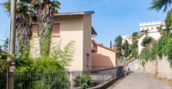 CASA SINGOLA DI AMPIA METRATURA DISPOSTA SU DUE LIVELLI CON GIARDINO Rif. 7gio