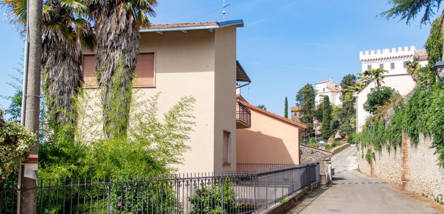 CASA SINGOLA DI AMPIA METRATURA DISPOSTA SU DUE LIVELLI CON GIARDINO Rif. 7gio