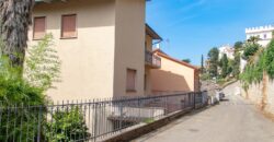 CASA SINGOLA DI AMPIA METRATURA DISPOSTA SU DUE LIVELLI CON GIARDINO Rif. 7gio