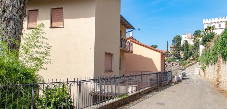 CASA SINGOLA DI AMPIA METRATURA DISPOSTA SU DUE LIVELLI CON GIARDINO Rif. 7gio