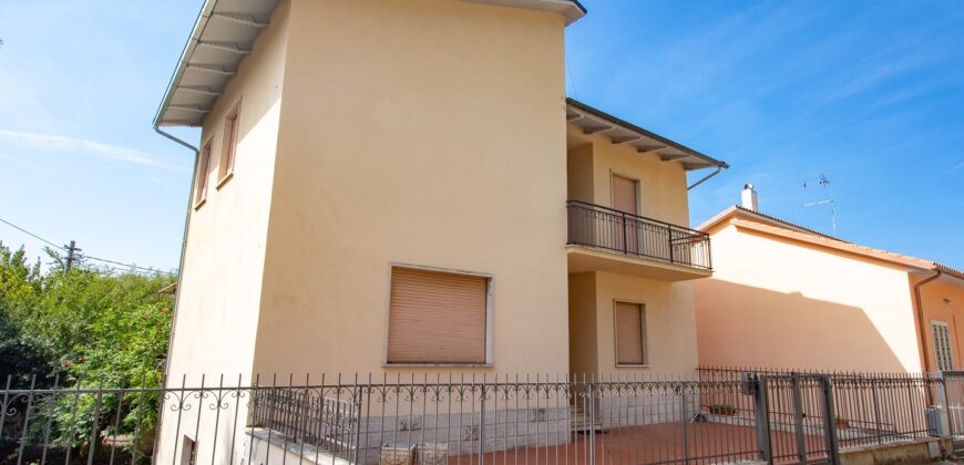 CASA SINGOLA DI AMPIA METRATURA DISPOSTA SU DUE LIVELLI CON GIARDINO Rif. 7gio