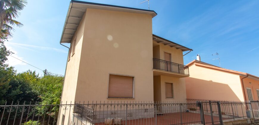 CASA SINGOLA DI AMPIA METRATURA DISPOSTA SU DUE LIVELLI CON GIARDINO Rif. 7gio