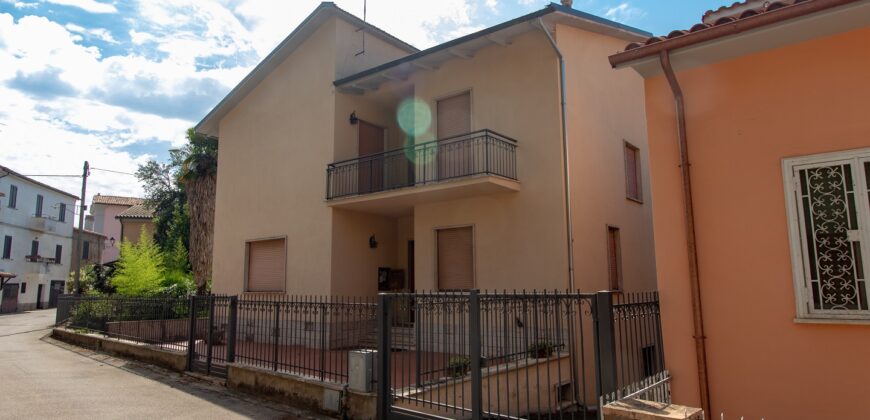 CASA SINGOLA DI AMPIA METRATURA DISPOSTA SU DUE LIVELLI CON GIARDINO Rif. 7gio