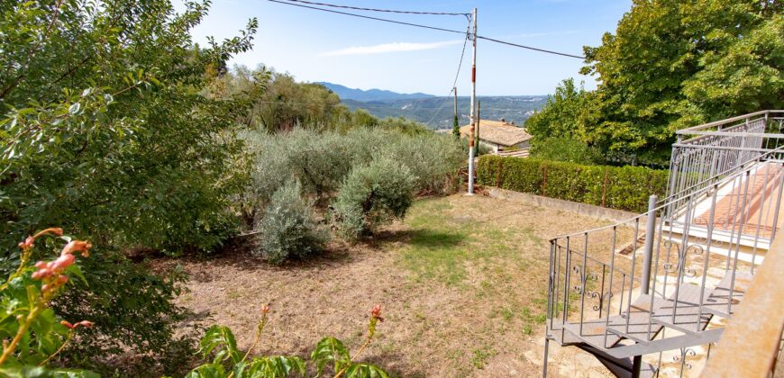 CASA SINGOLA DI AMPIA METRATURA DISPOSTA SU DUE LIVELLI CON GIARDINO Rif. 7gio