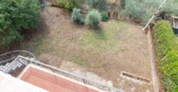 CASA SINGOLA DI AMPIA METRATURA DISPOSTA SU DUE LIVELLI CON GIARDINO Rif. 7gio