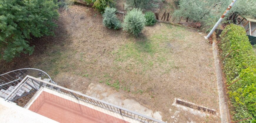 CASA SINGOLA DI AMPIA METRATURA DISPOSTA SU DUE LIVELLI CON GIARDINO Rif. 7gio