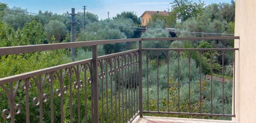 CASA SINGOLA DI AMPIA METRATURA DISPOSTA SU DUE LIVELLI CON GIARDINO Rif. 7gio