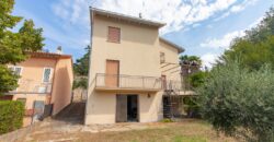 CASA SINGOLA DI AMPIA METRATURA DISPOSTA SU DUE LIVELLI CON GIARDINO Rif. 7gio