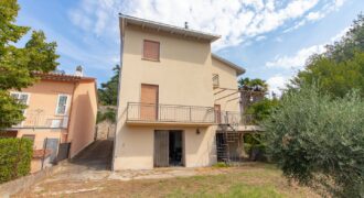 CASA SINGOLA DI AMPIA METRATURA DISPOSTA SU DUE LIVELLI CON GIARDINO Rif. 7gio