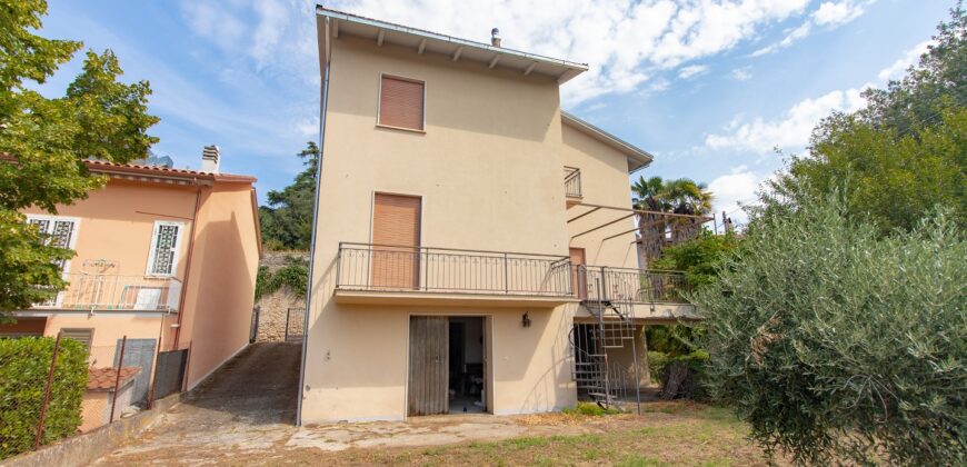 CASA SINGOLA DI AMPIA METRATURA DISPOSTA SU DUE LIVELLI CON GIARDINO Rif. 7gio