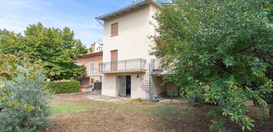 CASA SINGOLA DI AMPIA METRATURA DISPOSTA SU DUE LIVELLI CON GIARDINO Rif. 7gio