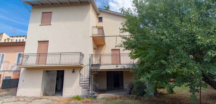 CASA SINGOLA DI AMPIA METRATURA DISPOSTA SU DUE LIVELLI CON GIARDINO Rif. 7gio