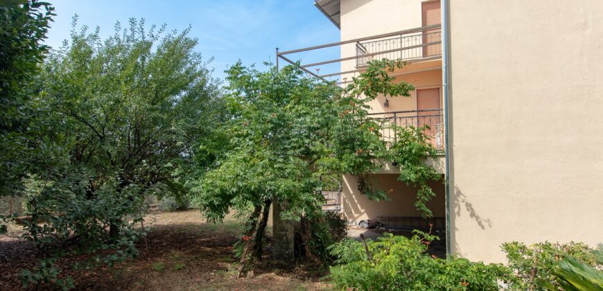 CASA SINGOLA DI AMPIA METRATURA DISPOSTA SU DUE LIVELLI CON GIARDINO Rif. 7gio