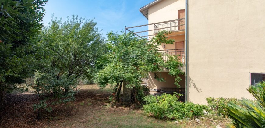 CASA SINGOLA DI AMPIA METRATURA DISPOSTA SU DUE LIVELLI CON GIARDINO Rif. 7gio