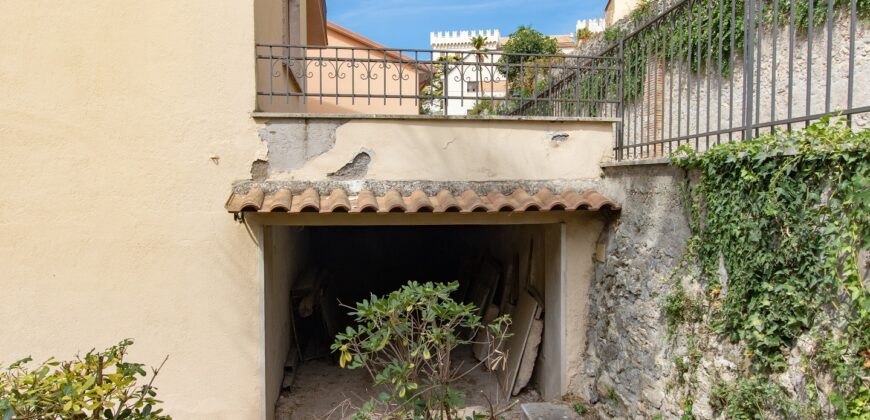 CASA SINGOLA DI AMPIA METRATURA DISPOSTA SU DUE LIVELLI CON GIARDINO Rif. 7gio