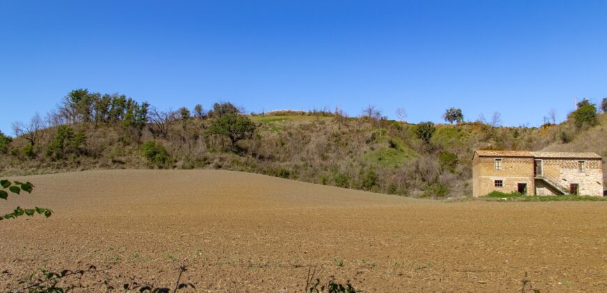 ANTICO CASALE CON 2,5 ETTARI DI TERRENO – Rif. 4gua