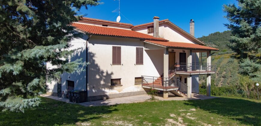 PANORAMICISSIMA CASA SINGOLA CON TERRENO DI 5 ETTARI – Rif. 8lug