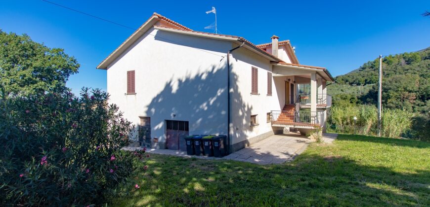 PANORAMICISSIMA CASA SINGOLA CON TERRENO DI 5 ETTARI – Rif. 8lug