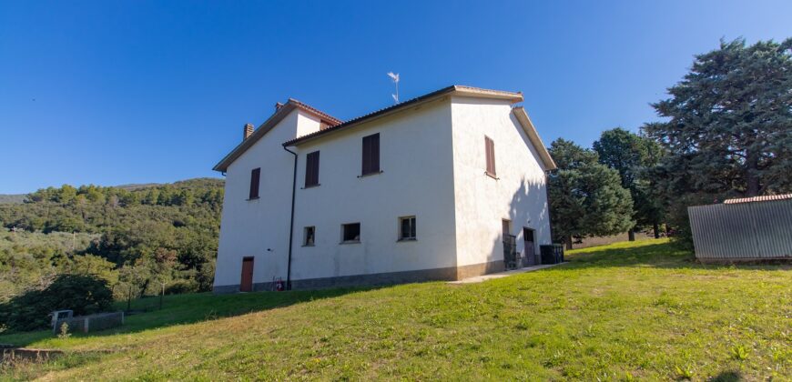 PANORAMICISSIMA CASA SINGOLA CON TERRENO DI 5 ETTARI – Rif. 8lug