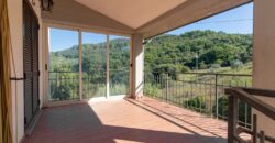 PANORAMICISSIMA CASA SINGOLA CON TERRENO DI 5 ETTARI – Rif. 8lug