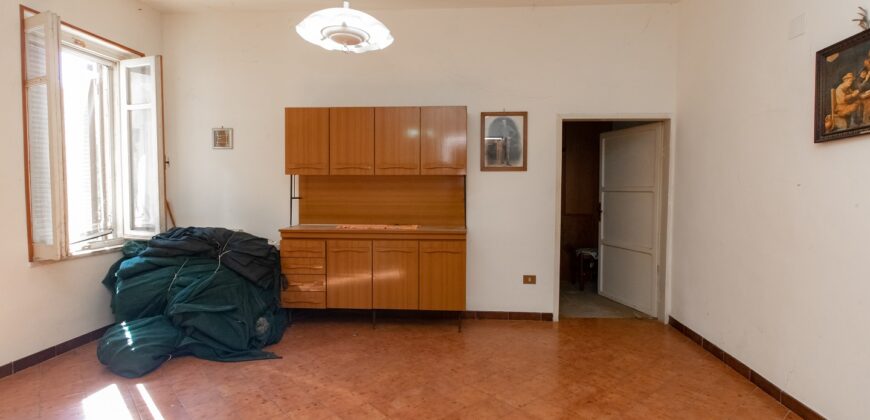 PANORAMICISSIMA CASA SINGOLA CON TERRENO DI 5 ETTARI – Rif. 8lug