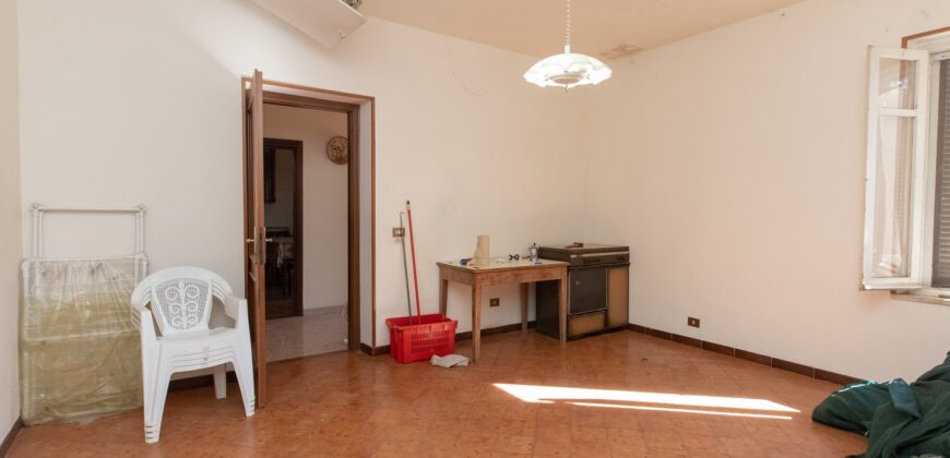 PANORAMICISSIMA CASA SINGOLA CON TERRENO DI 5 ETTARI – Rif. 8lug