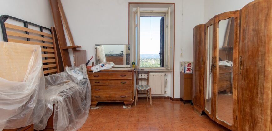 PANORAMICISSIMA CASA SINGOLA CON TERRENO DI 5 ETTARI – Rif. 8lug