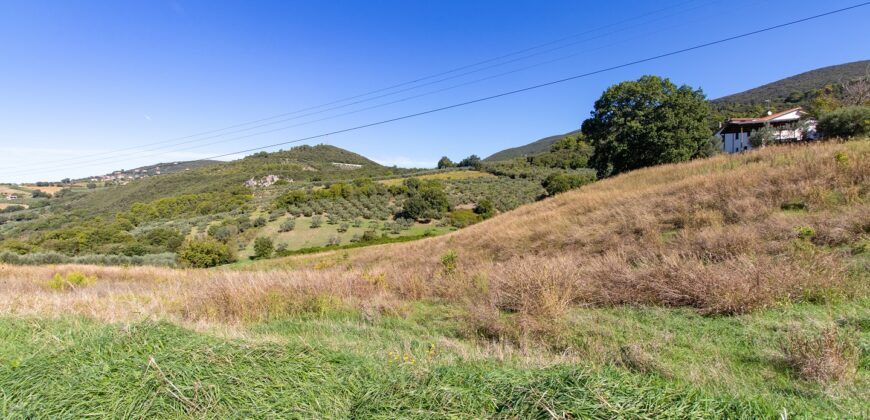 PANORAMICISSIMA CASA SINGOLA CON TERRENO DI 5 ETTARI – Rif. 8lug