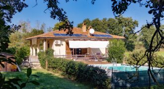 BELLISSIMA CASA SINGOLA CON PISCINA E GIARDINO – Rif.8sip