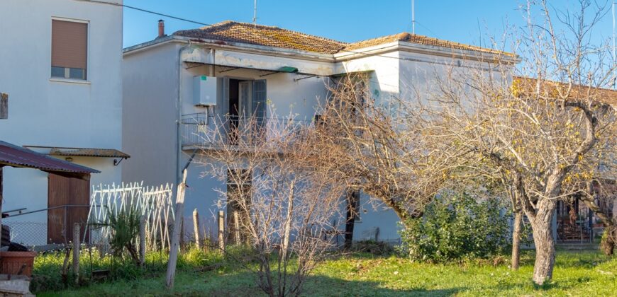 CENTRALISSIMA CASA SINGOLA CON AMPIO GIARDINO – Rif. 21att