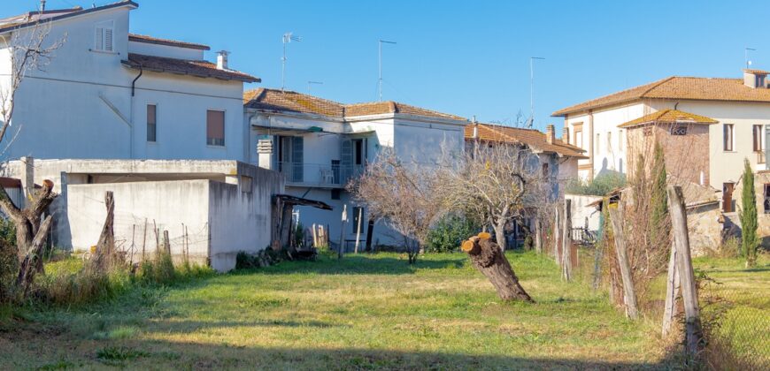 CENTRALISSIMA CASA SINGOLA CON AMPIO GIARDINO – Rif. 21att