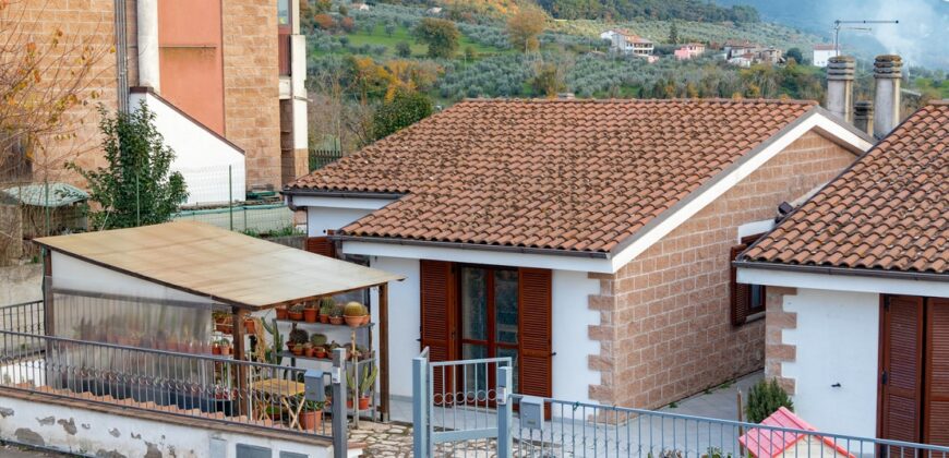 PANORAMICO VILLINO CON TERRAZZA, GIARDINO E GARAGE – Rif. 3alv