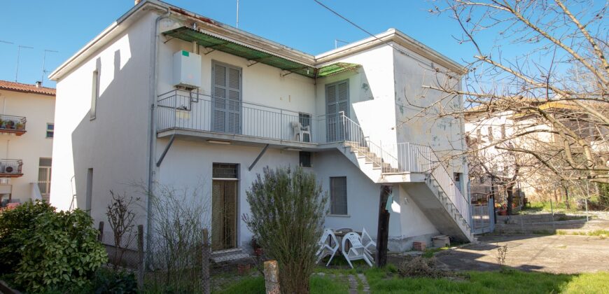 CENTRALISSIMA CASA SINGOLA CON AMPIO GIARDINO – Rif. 21att