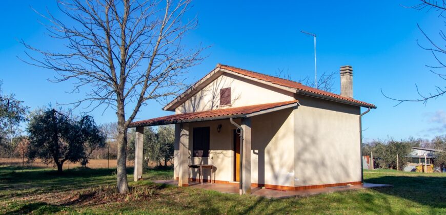 CASA SINGOLA CON TERRENO PIANEGGIANTE. – RIF. 17GIO