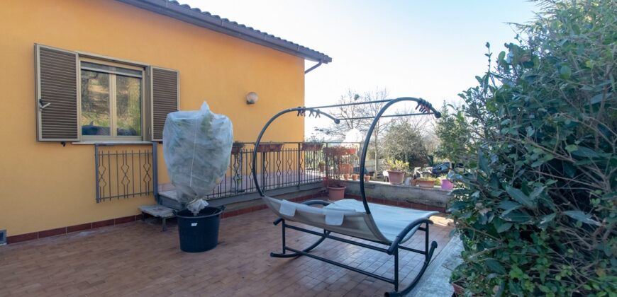 PORZIONE DI CASA IN BIFAMILIARE CON TERRENO. RIF.11LUG