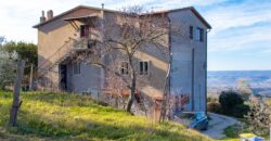 PANORAMICA PORZIONE DI CASA SU UNICO LIVELLO CON GARAGE – Rif. 1mon