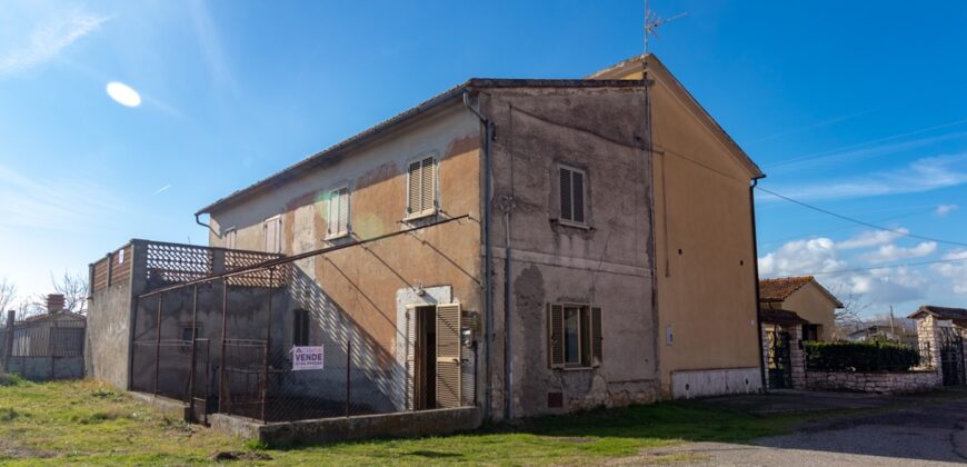 PORZIONE DI CASA CON TERRAZZO E GIARDINO – Rif. 11alv