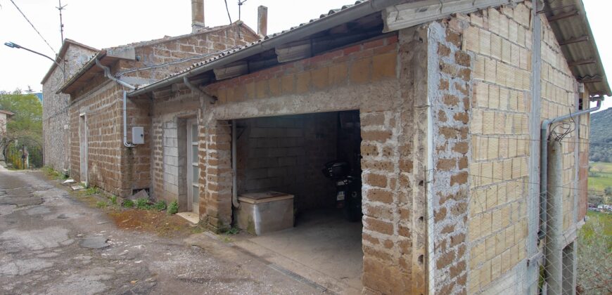 PORZIONE DI CASA CON GARAGE E TERRENO