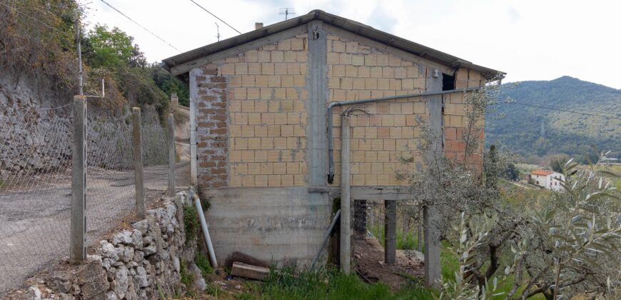 PORZIONE DI CASA CON GARAGE E TERRENO