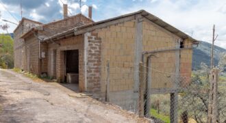 PORZIONE DI CASA CON GARAGE E TERRENO